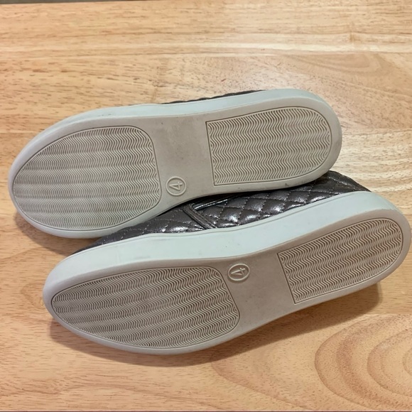 Steve Madden Quilted Slip on Pewter Leather Sneakers Shoes Loafers. Size 4M - Picture 4 of 4